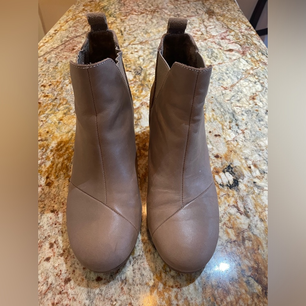 Women’s TOMS Kelsey Chelsea Slip-On Leather/Elastic Wedge Boot US 8.5 Taupe Tan